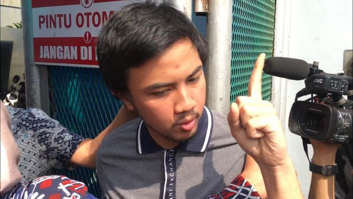 Salah satu kerabat Dhani yang tidak diketahui namanya tiba-tiba memarahi awak media di Lapas Cipinang, Jakarta Timur, Jumat (14/6/2019).