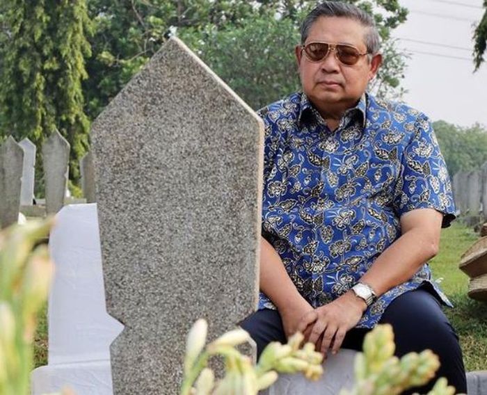 SBY duduk termenung di depan makam Ani Yudhoyono