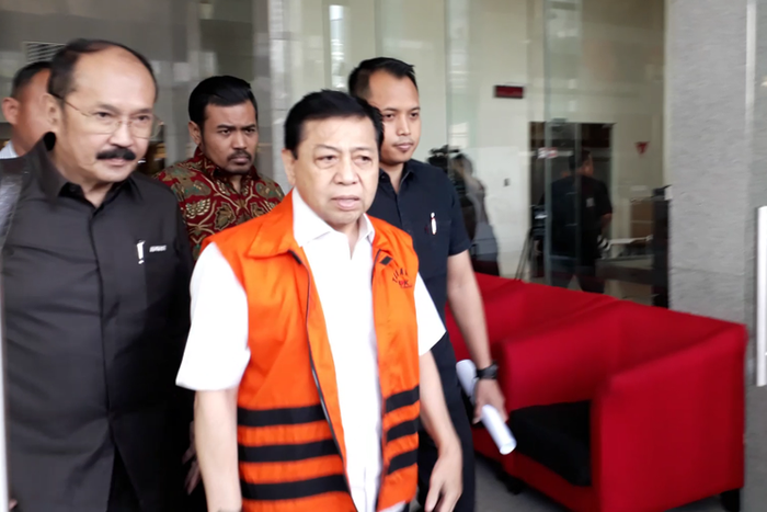 Mantan Ketua DPR RI Setya Novanto keluar dari gedung KPK, Rabu (6/12/2017)