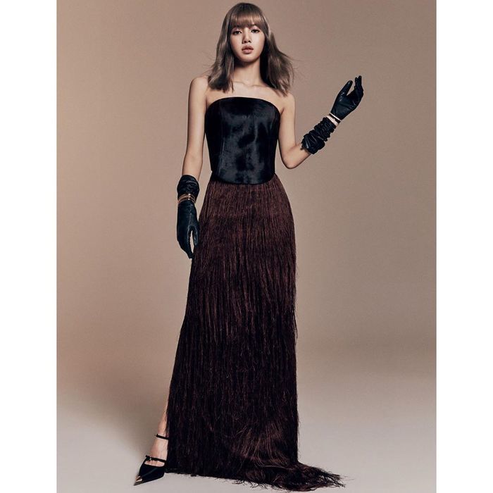 Lisa mengenakan gaun kreasi Tom Ford