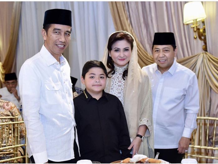 Keluarga Setya Novanto berfoto bersama Presiden Jokowi
