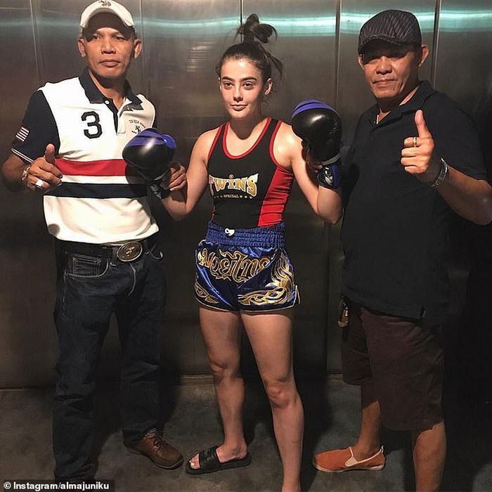 Alma Juniku saat ini memegang gelar dunia kelas bantam WBC Muay Thai dan gelar kelas bantam IPCC World Muay Thai dan bergabung dengan ONE
