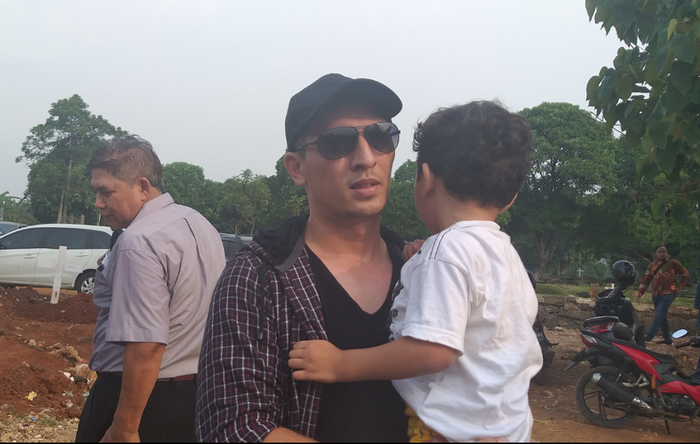 Ricky, putra Robby Sugara, saat ditemui Grid.ID di kawasan TPU Pondok Ranggon, Jakarta Timur, Jumat (15/6/2019).