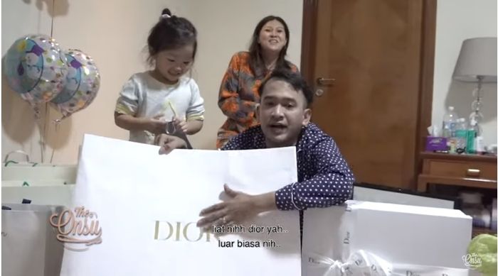 Ruben Onsu Unboxing Kado
