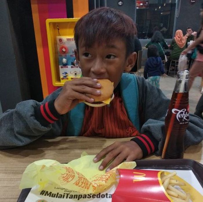Bayu diajak makan di MCD oleh @cjaka.