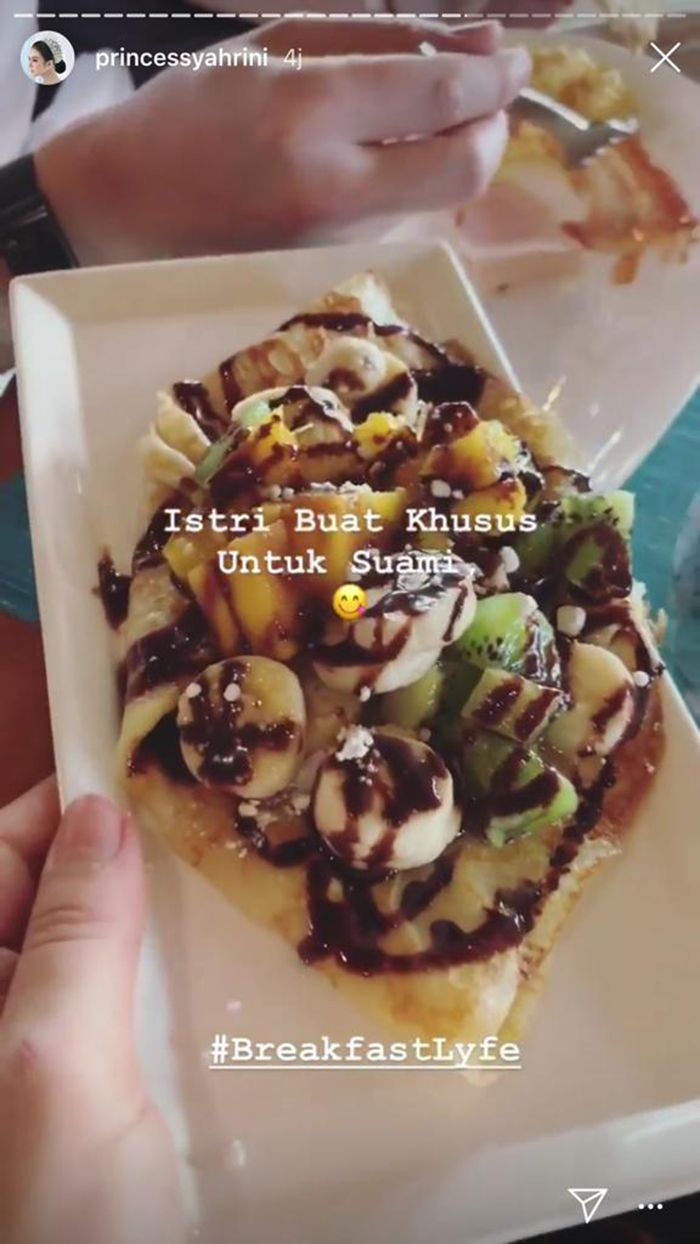 Syahrini berikan crepes spesial untuk Reino Barack