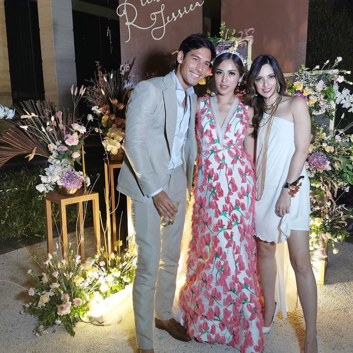 Nia Ramadhani terlihat anggun dengan busana mini dress yang seksi saat hadiri acara tunangan Jessica Iskandar - Richard Kyle