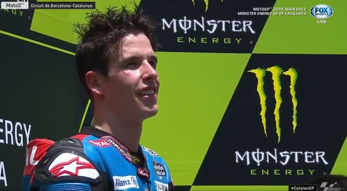 Rider Moto2, Alex Marquez, berdiri di podium pertama usai memenangi Moto2 Catalunya, Minggu (16/6/2019).