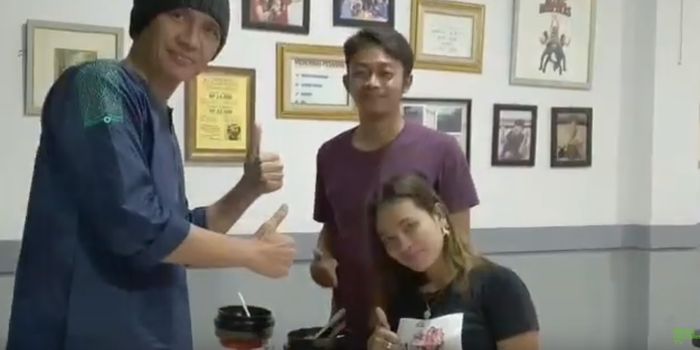 Agung Hercules jualan bakso.