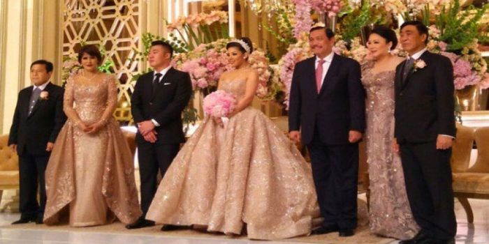 
Setnov bersama mantan istrinya saat pernikahan sang anak. (Twitter/Syukron_Jml)