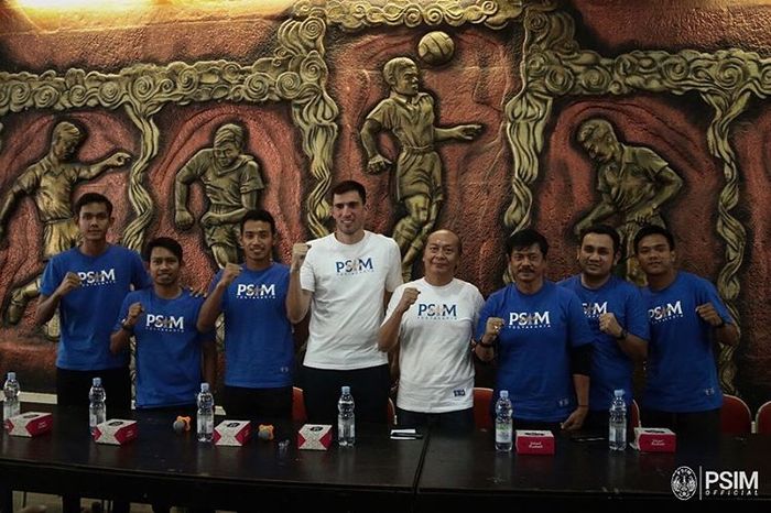 Jajaran manajemen dan pemain PSIM Yogyakarta berfoto bersama saat jumpa pers di Monumen PSSI, Baciro, Minggu (16/6/2019).