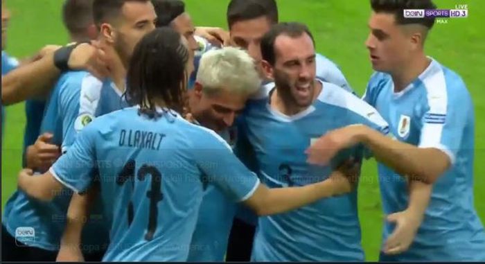 Para pemain timnas Uruguay merayakan gol Nicolas Lodeiro saat menghadapi Ekuador pada laga babak Grup C Copa America 2019, 16 Juni 2019.