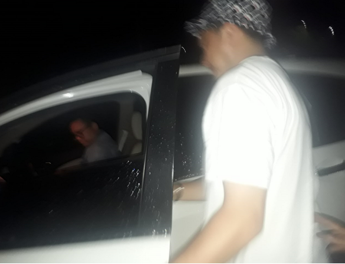 Ananda Omesh menghindari awak media saat ditanya perihal sakit Agung Hercules di RSUD Kota Tangerang, Minggu (16/6/2019).