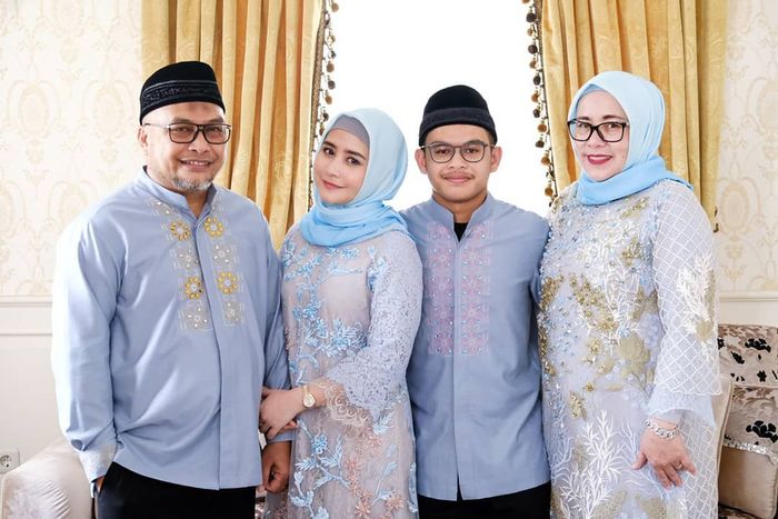 Raju Latuconsina, Prilly Latuconsina, bersama ayah dan ibu mereka
