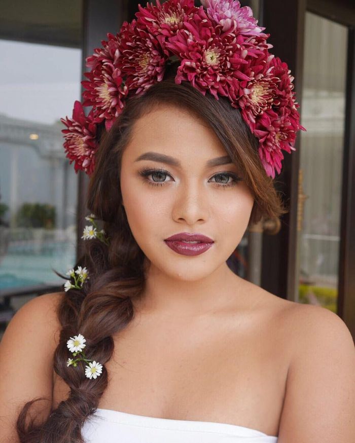 Aurel Hermansyah dengan riasan wajah bernuansa merah