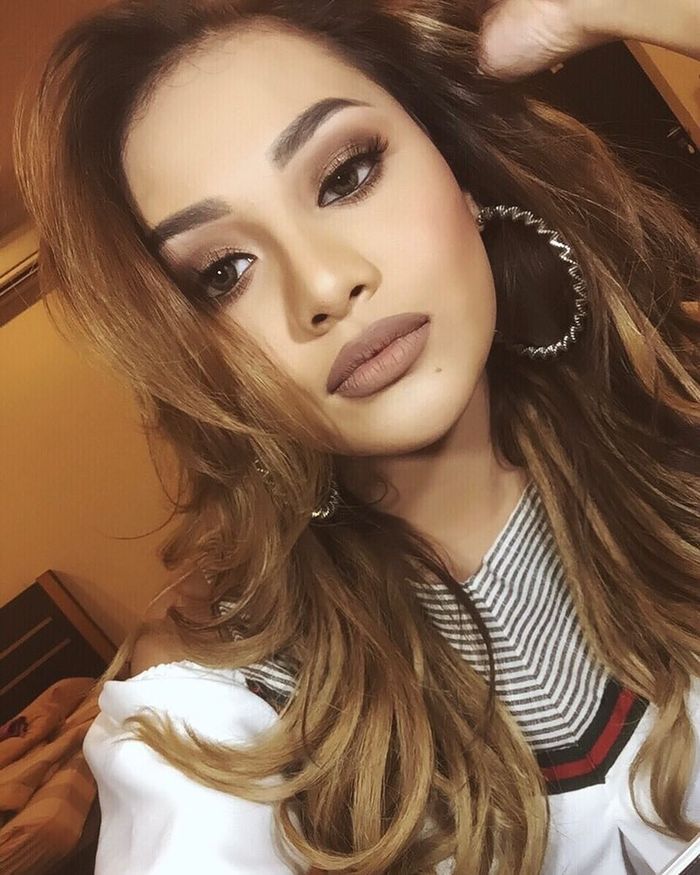 Bold makeup dengan sentuhan warna cokelat tua
