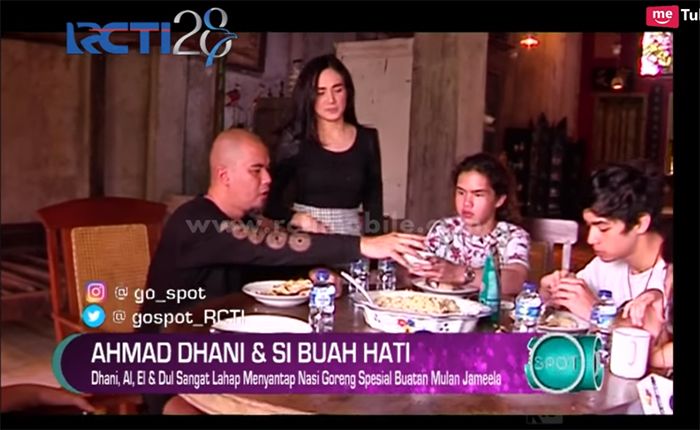 Ahmad Dhani dan AL El Dul menikmati <a href='https://pontianak.tribunnews.com/tag/nasi-goreng' title='nasi goreng'>nasi goreng</a> <a href='https://pontianak.tribunnews.com/tag/mulan-jameela' title='Mulan Jameela'>Mulan Jameela</a>