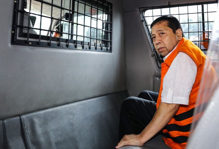 Tersangka kasus korupsi KTP elektronik <a href='https://medan.tribunnews.com/tag/setya-novanto' title='Setya Novanto'>Setya Novanto</a> berada di mobil tahan KPK seusai menjalani pemeriksaan kasus korupsi proyek e-KTP di Kuningan, Jakarta Selatan, Selasa (21/11/2017). 