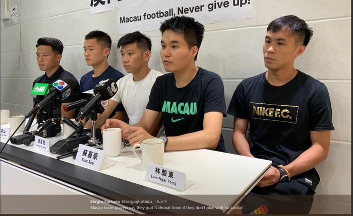 Para pemain timnas Makau saat mengadakan konferensi pers.
