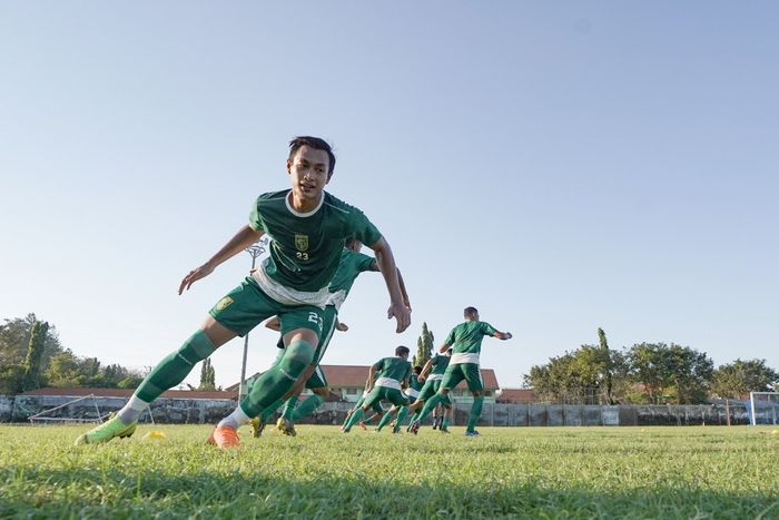 Hansamu Yama Pranata saat mengikuti latihan bersama Persebaya Surabaya dalam persiapan melawan Madura United di Stadion Jenggolo, pada 17 Juni 2019.