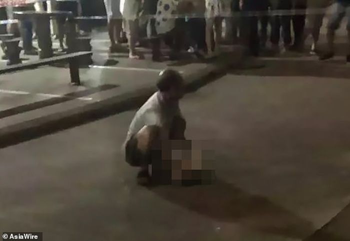 Kakek bayi itu memeluk tubuh cucunya yang sudah tak bernyawa