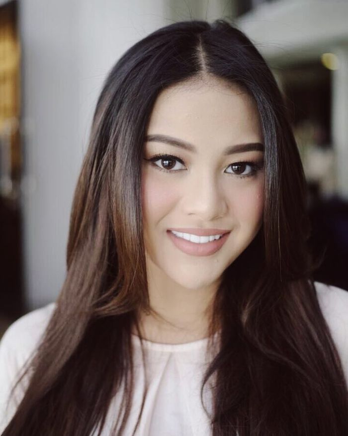Aurel tampil dengan makeup minimalis bernuansa pink pastel