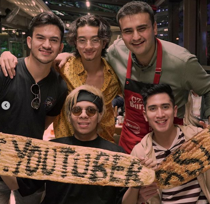 Rizky Nazar, Bryan Domani, Verrel Bramasta, Atta Halilintar foto bareng dengan Burak Ozdamir