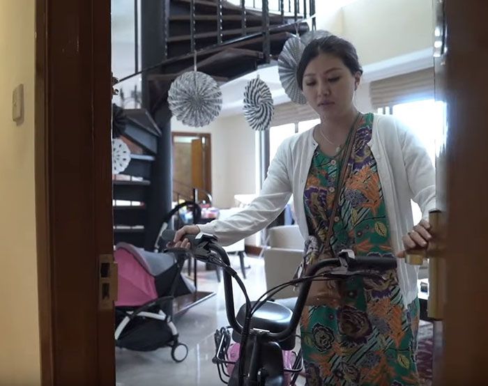 Sarwendah terlihat gunakan daster untuk mengantar Thalia ke sekolah