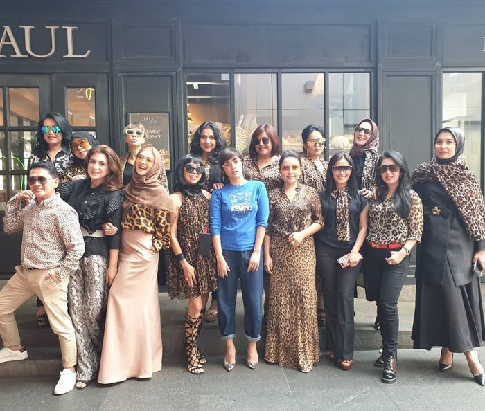 Mayangsari dan geng sosialita Kepompong kompak pakai baju bermotif macan.