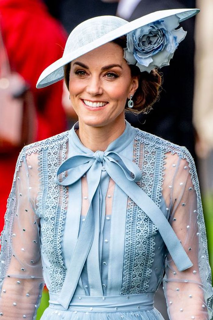 Tatanan rambut kepang samping Kate Middleton berpadu dengan topi fascinator