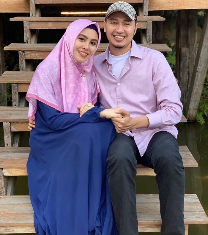 Kartika Putri selalu menemani Habib Usman dimanapun