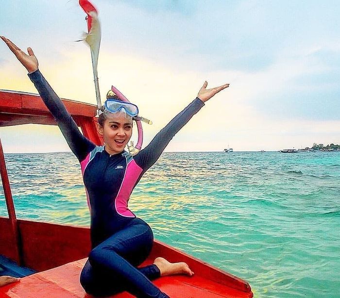 Syahrini saat menggunakan baju renang