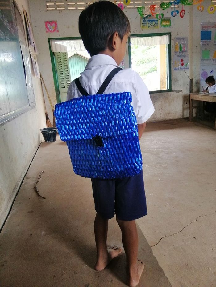 Potret bocah laki-laki yang memaki tas anyaman buatan ayahnya