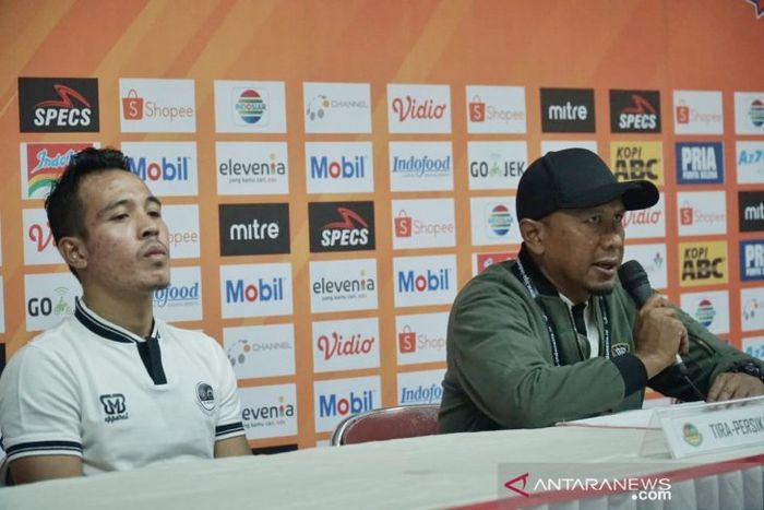 Pelatih Tira-Persikabo, Rahmad Darmawan, bersama pemainnya, Guntur Triaji, memberikan keterangan saat sesi konferensi pers setelah pertandingan melawan Persib Bandung pada pekan kedua Liga 1 2019.