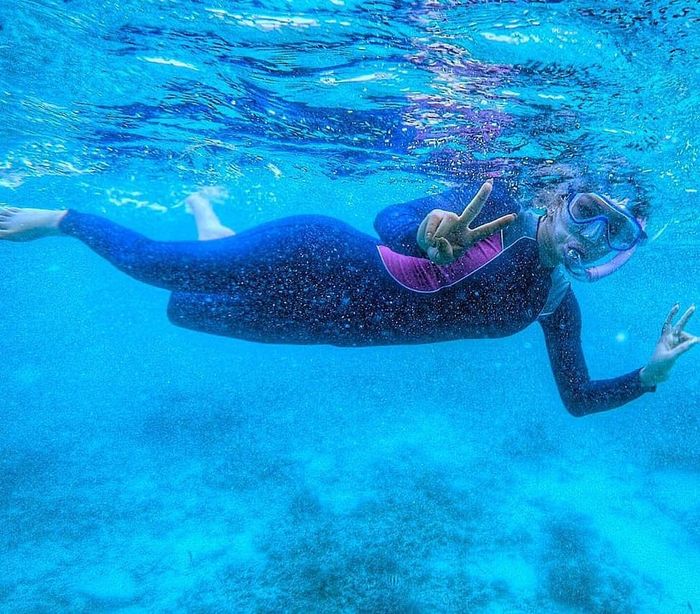Penampilan Syahrini pakai baju renang model wetsuit saat liburan ke Lombok tahun 2015