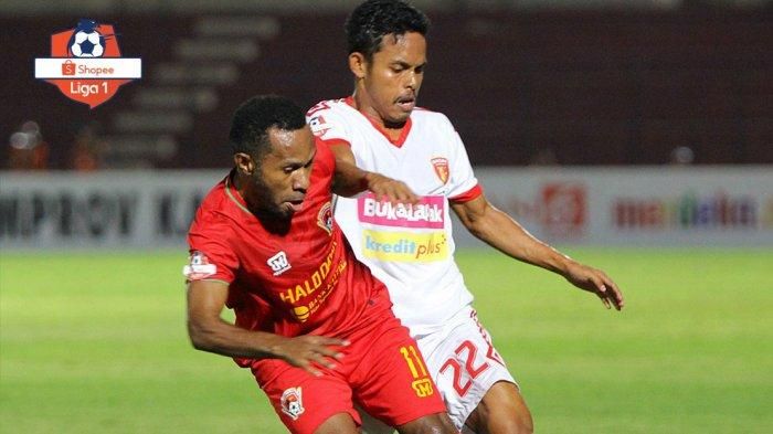 Pemain Perseru Badak Lampung FC, Abdul Rahman Lestaluhu, saat berebut bola dengan pemain Kalteng Putra, Ferinando Pahabol, pada pekan ketiga Liga 1 2019.