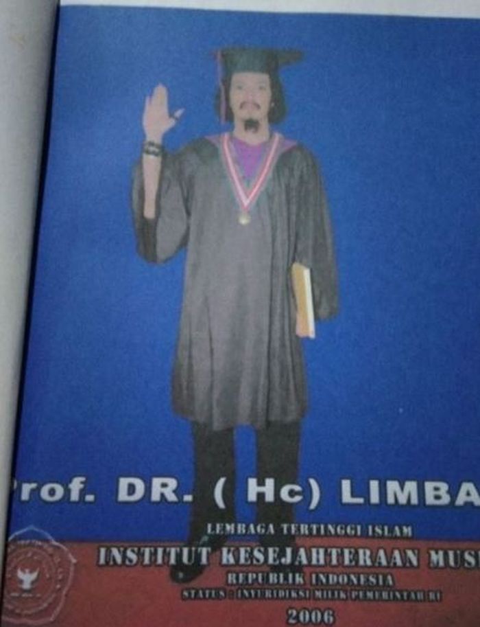 Foto pengukuhan Limbad sebagai profesor