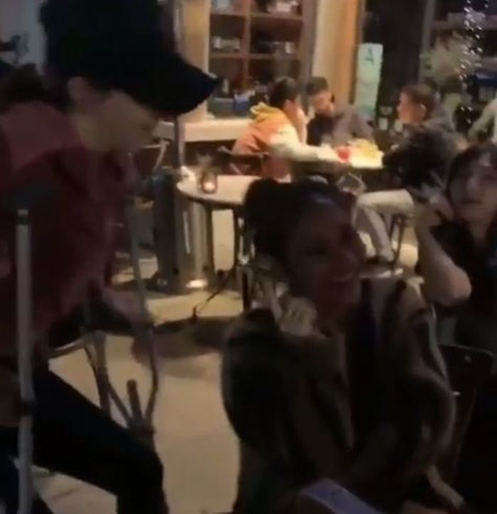 Tangkap layar instagram.com/lunamaya.story
Luna Maya ternyata tengah menggoda BCL yang terkilir kakinya