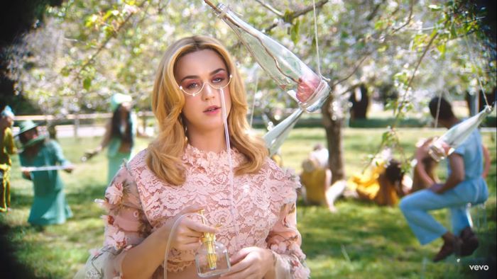 Katy Perry dengan rambut pirang keemasan di video klip Never Really Over