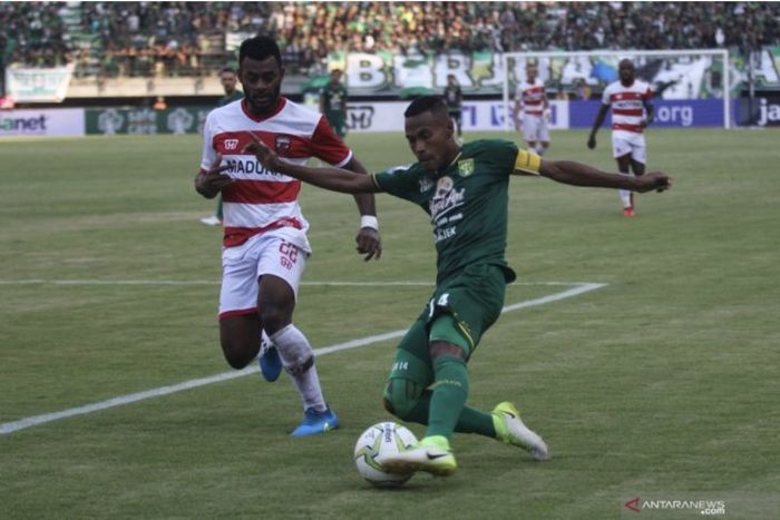 Kapten Persebaya Surabaya, Ruben Sanadi, saat berebut bola dengan bek Madura United, Marckho Sandy Meraudje, pada leg pertama perempat final Piala Indonesia 2018.