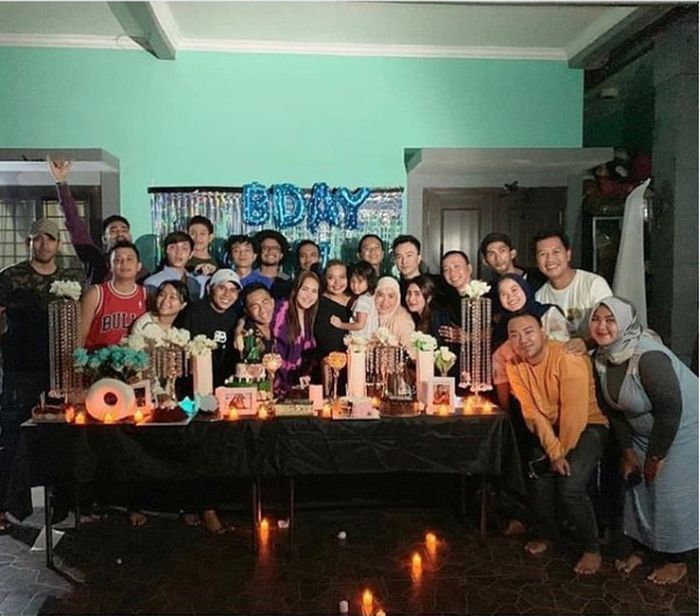 Ayu Ting Ting Dapat Kejutan Ultah, Warganet Salah Fokus dengan Karakternya & Pria Berjenggot di Atas Kue, Siapa?