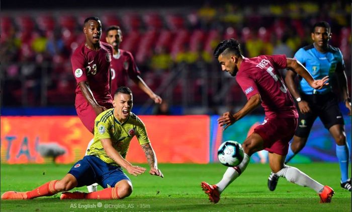 Pemain Kolombia, Mateus Uribe, mencoba menghadang bek Qatar, Tarek Salman, dalam laga penyisihan Grup B Copa America 2019 di Stadion Morumbi, Sao Paulo, 19 Juni 2019.