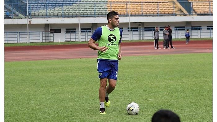Pemain baru Persib Bandung, Fabiano Beltrame saat mengikuti sesi latihan di Stadion Gelora Bandung Lautan Api ( GBLA), Minggu (24/3/2019). 