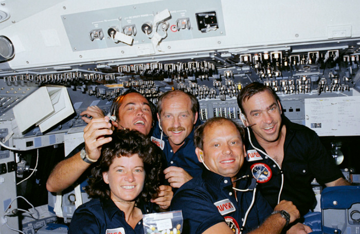 Sally Ride, Astronaut Perempuan AS Pertama yang Pergi ke Luar Angkasa 2 Sally Ride berpose dengan kru Challenger.
