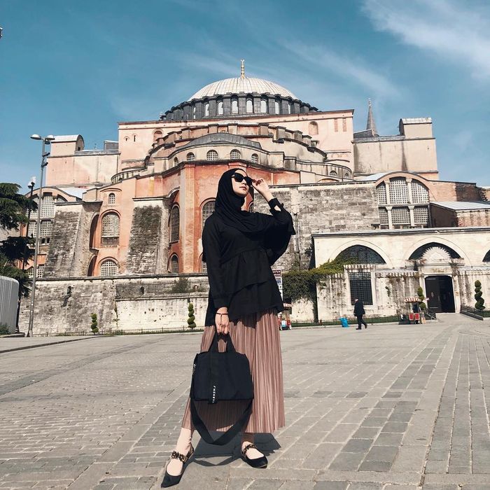 Mantap Berhijab Usai Umrah, Intip Tampilan Baru Citra Kirana Setelah Berhijrah yang Makin Cantik dan Modis! - Feminine Black