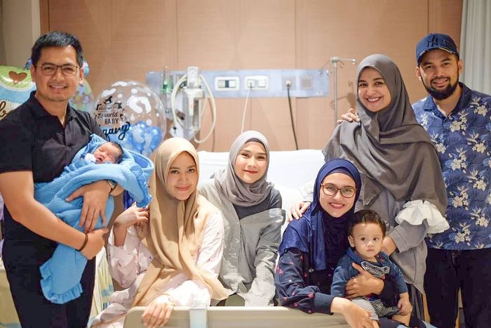 Sederet selebriti ikut menjenguk putera Tommy Kurniawan