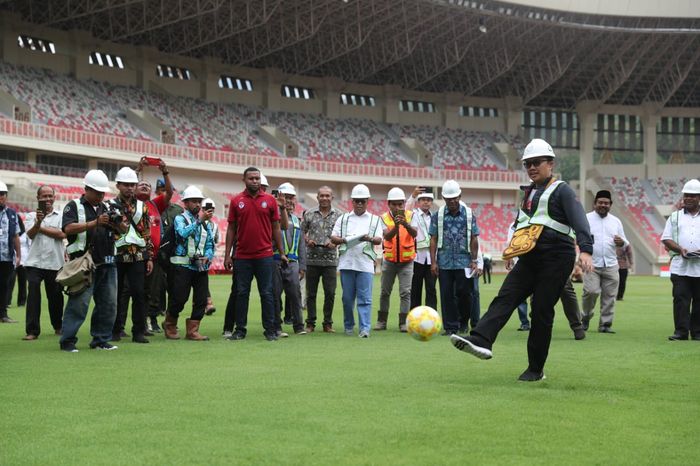 Menpora Imam Nahrawi saat meninjau Stadion Papua Bangkit, Jayapura, Jumat (21/6/2019).