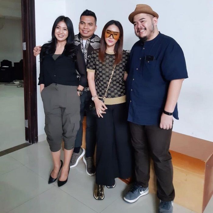 Penampilan Inul Daratista saat mempromosikan acara TV terbarunya.