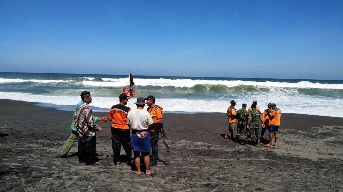 Pencarian korban laka laut, Ferry Anto, di Pantai Baru, Kamis (20/6/2019). 
