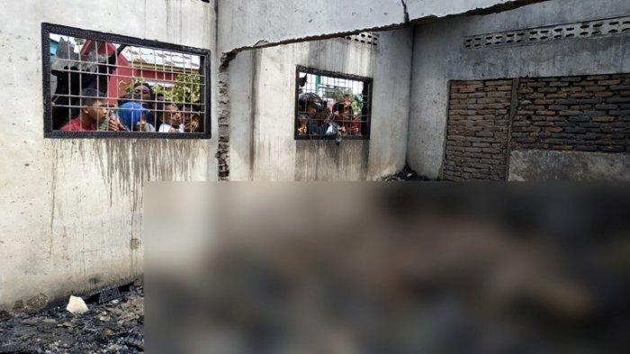 Warga melihat para pekerja yang menjadi korban kebakaran di pabrik mancis di Binjai, Jumat (21/6/2019).